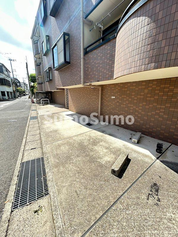 八幡西島田ハイツの駐車場