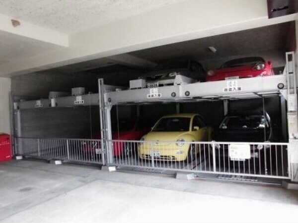 ライフ新神戸の駐車場