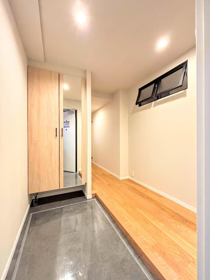 クレール丘の街　4号棟の玄関|◆明るい玄関です！散らかりやすい玄関もスッキリする大容量のシューズボックス付き。
