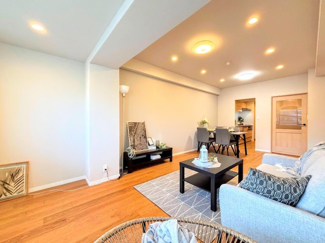 クレール丘の街　4号棟の居間・リビング|◆ご家族の会話がはずむ、開放的なＬＤＫです。休日はお陽さまの光をたっぷりととりこめるぽかぽかリビングで過ごしませんか？
