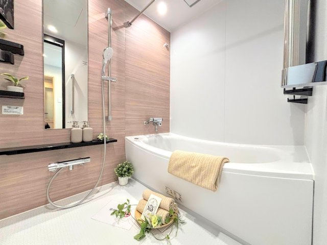 クレール丘の街　4号棟の浴室|◆お子様と一緒にバスタイムを楽しめる広々空間。浴室乾燥機付で心地よいバスタイムを実現します。
