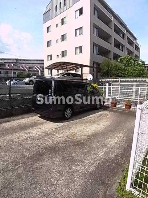レジデンス老松の駐車場