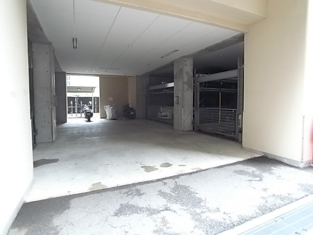 レジディア三宮東の駐車場