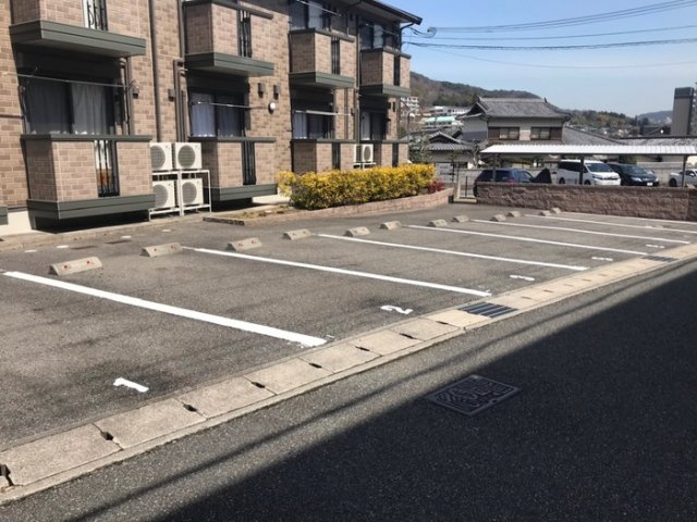 ルナコートの駐車場