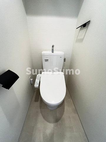 レジュールアッシュ塚本レジデンスのトイレ|落ち着いた色調のトイレです