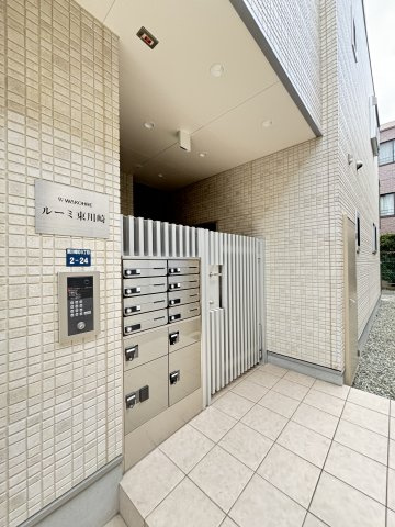ワコーレルーミ東川崎のエントランス