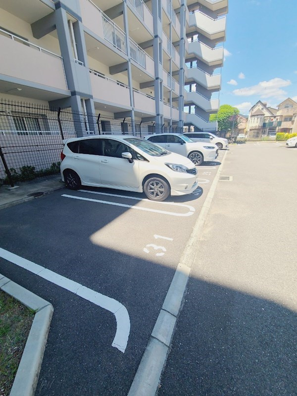 ルゼフィール南甲子園の駐車場