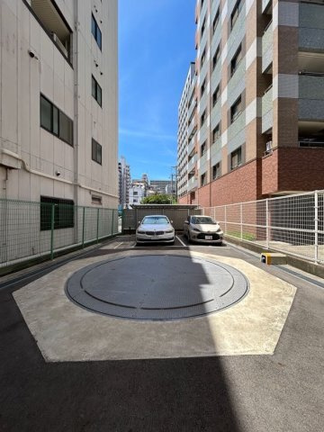 レジデンス神戸レガーロの駐車場