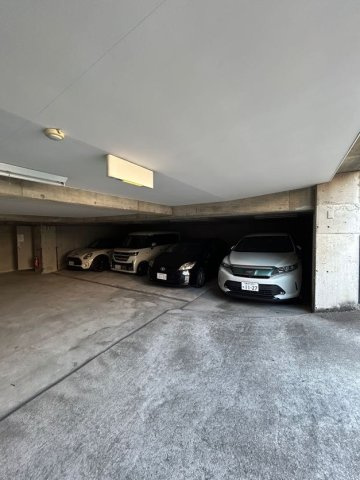 レジデンス松栄の駐車場