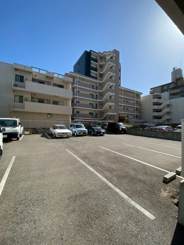 京屋マンションの駐車場