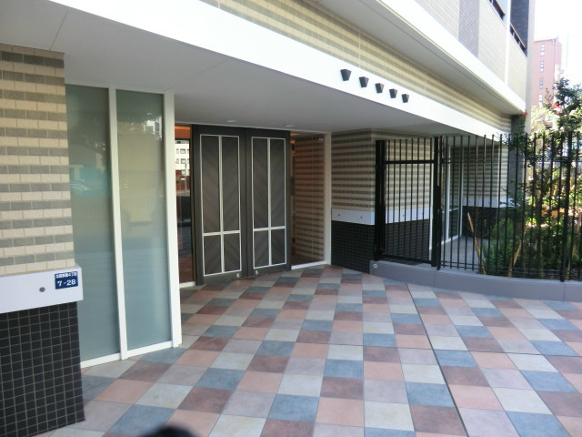 レジュール・ザ・元町駅前のエントランス