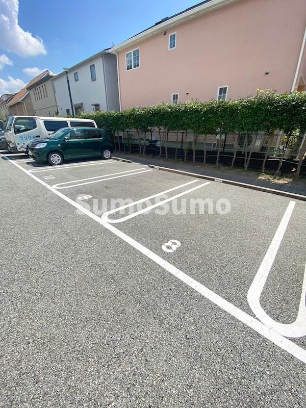 ルゼフィール西宮丸橋町の駐車場