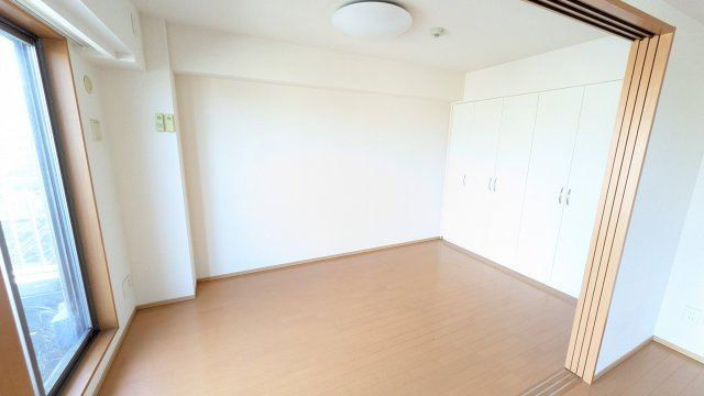 第18シントウキョウビルの洋室