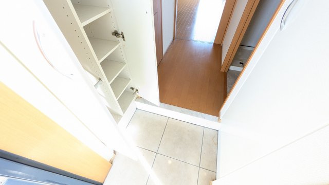 第18シントウキョウビルの玄関