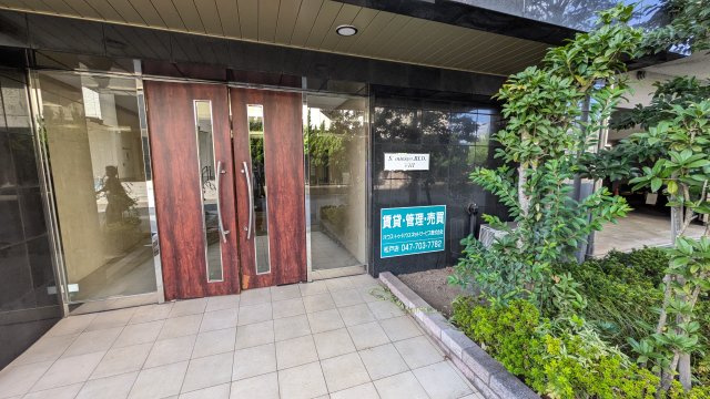 第18シントウキョウビルのエントランス