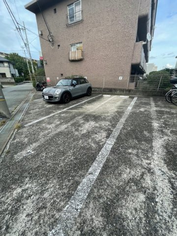 北夙川ハイツの駐車場