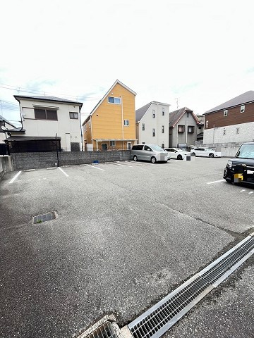 北仁川シティーハイツの駐車場
