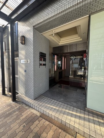 三國ビルのエントランス