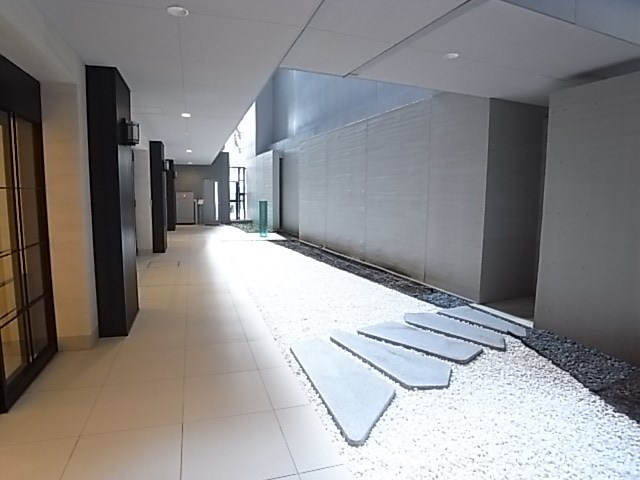 ワコーレ神戸三宮トラッドタワーのロビー