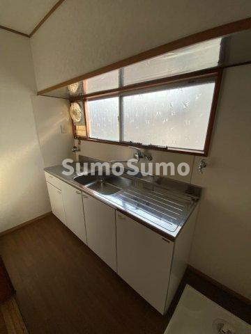 白川ハイツ のキッチン|コンパクトなキッチンで掃除もラクラク