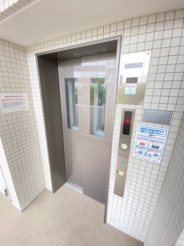 甲子園六石町ハイツの外観