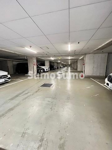 白鷹松下町マンションの駐車場