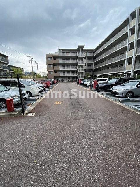 甲子園三番町ハイツの駐車場