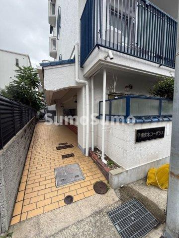 甲南青木コーポラスのエントランス