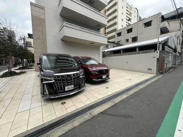 コスモリード谷町六丁目の駐車場