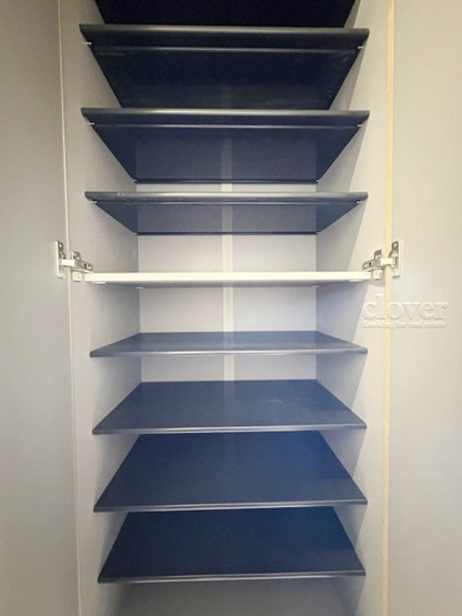 【収納】 | 狛江第3コーポラス | トールタイプのシューズボックスを配しました。棚板は可変式になっており、たくさんの靴のほか、小物も収納できるゆとりがあります。～即日のご見学可能～　お問合せはお気軽にどうぞ。