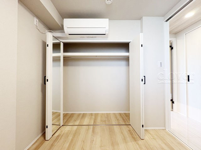 【収納】 | 狛江第3コーポラス | 洋室1　クローゼットの画像です。大きく左右に開いた扉の開放のしやすさと、奥行きを含めた収納部分のサイズ感をぜひ現地にてご確認ください。～即日のご見学可能～　お問合せはお気軽にどうぞ。