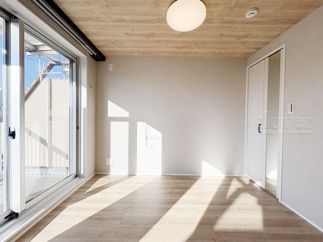 【子供部屋】 | 狛江第3コーポラス | 洋室2　窓から明るい光が差し込む洋室。ベッドを置いて個人居室にする場合は、多くの時間を過ごすことになる空間です。使い勝手や落ち着きを想像してください。～即日のご見学可能～　お問合せはお気軽にどうぞ。