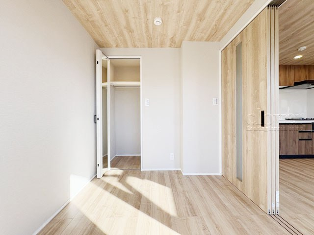 【洋室】 | 狛江第3コーポラス | 洋室2　収納スペースを備えた洋室。現地をご覧になった際には、部屋の大きさのほか、収納部分のサイズなどもご確認ください。～即日のご見学可能～　お問合せはお気軽にどうぞ。