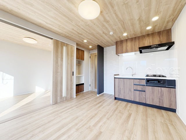 【居間・リビング】 | 狛江第3コーポラス | くつろぎの空間であるDKの様子。安心してくつろげるよう派手さは控えて、さりとて地味すぎもせず、あなたの生活を彩ってくれます。～即日のご見学可能～　お問合せはお気軽にどうぞ。