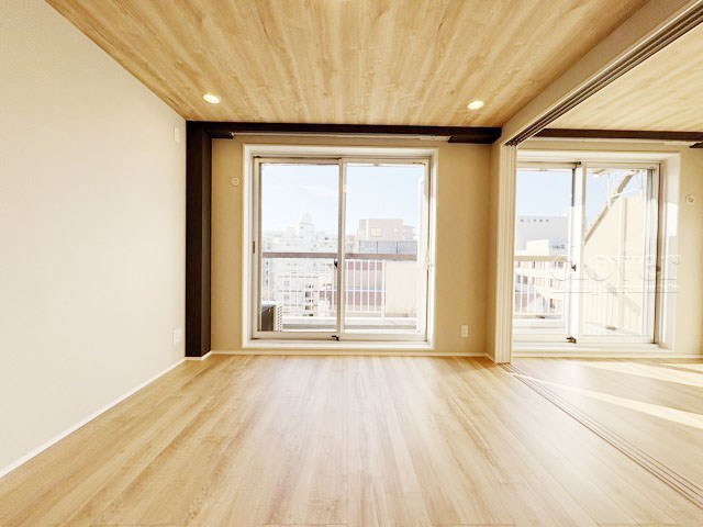 【居間・リビング】 | 狛江第3コーポラス | ゆったりと過ごせるよう機能的にデザインされたダイニングの様子。その明るさや奥行きを感じてください。～即日のご見学可能～　お問合せはお気軽にどうぞ。