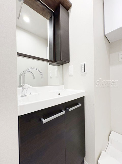 【独立洗面台】 | 狛江第3コーポラス | 洗面台は毎朝、自分を眺めながら活力を高める場所。その際に鏡に映った背景自体が「新居」の喜びを増幅してくれそうです。～即日のご見学可能～　お問合せはお気軽にどうぞ。