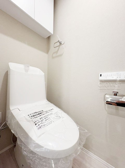 【トイレ】 | 狛江第3コーポラス | 温水洗浄便座つき　上部に収納を備えたトイレです。自宅の中でも最もプライベートな空間だからこそ、ほしい「落ち着き」がここにあります。～即日のご見学可能～　お問合せはお気軽にどうぞ。