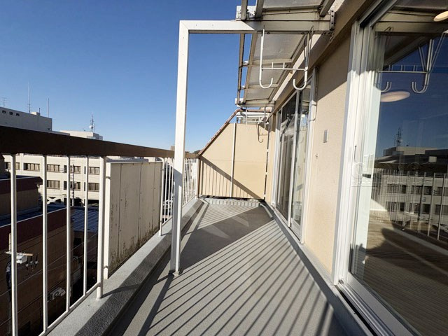 【バルコニー】 | 狛江第3コーポラス | 陽当りの良さが自慢のバルコニーには、太陽光がさんさんと降り注ぎます。気分爽快な新生活を十分に想像できますね。～即日のご見学可能～　お問合せはお気軽にどうぞ。