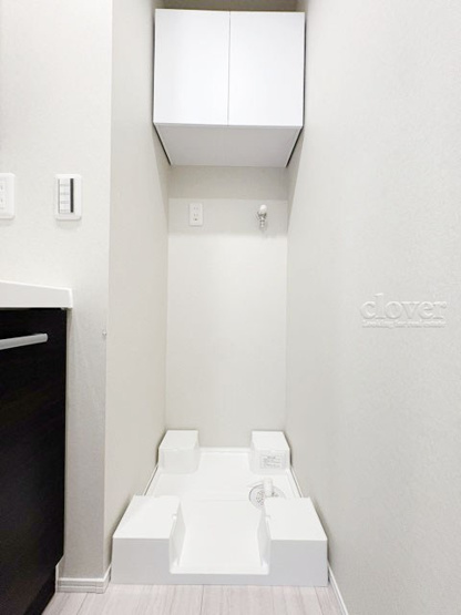 【ランドリースペース】 | 狛江第3コーポラス | 防水パン（洗濯機置き場）　上部収納あり