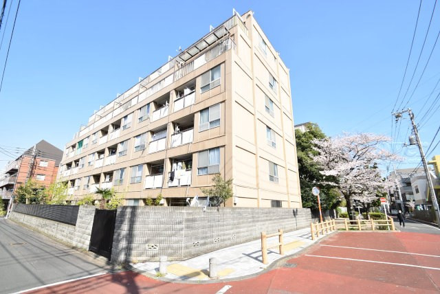 【現況写真】 | 狛江第3コーポラス | 前面道路と外観の様子です。～即日のご見学可能～　お問合せはお気軽にどうぞ。