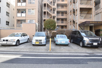 【駐車場】 | マンションの駐車場スペース。空きの有無や駐車料金、サイズ規定などについては、改めてお問い合わせください。～即日のご見学可能～　お問合せはお気軽にどうぞ。