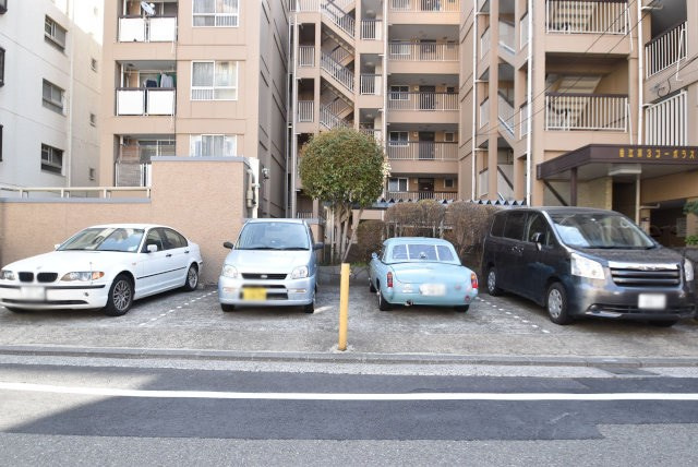 【駐車場】 | 狛江第3コーポラス | マンションの駐車場スペース。空きの有無や駐車料金、サイズ規定などについては、改めてお問い合わせください。～即日のご見学可能～　お問合せはお気軽にどうぞ。