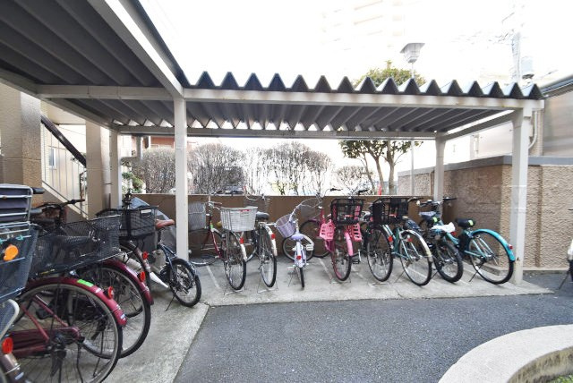 【駐輪場】 | 狛江第3コーポラス | 自転車置き場。マンションの共用部にあたります。空きの有無や駐輪料金、各戸の台数制限などについては、改めてお問い合わせください。～即日のご見学可能～　お問合せはお気軽にどうぞ。