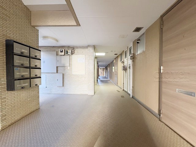 【ロビー】 | 狛江第3コーポラス | 集合ポストなどを備えたエントランスホール。ここもマンションの顔となる部分であり、しっかりと清掃の行き届いたさまに安心感をおぼえます。～即日のご見学可能～　お問合せはお気軽にどうぞ。