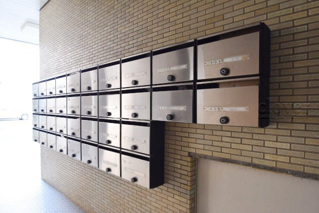 【設備】 | 狛江第3コーポラス | ロック式の集合ポスト。セキュリティや個人情報に対する意識の高まりが強い昨今では、ポストにロックがかかることも大事なポイントになります。～即日のご見学可能～　お問合せはお気軽にどうぞ。