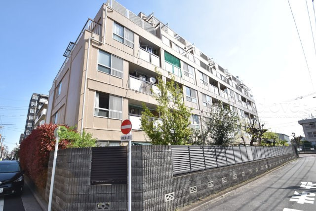 【外観】 | 狛江第3コーポラス | 手入れの行き届いた外壁やエントランスなど、「見ればわかる」レベルで清潔感を保ったマンションです。築年数を感じさせない姿で皆様をお出迎えします。～即日のご見学可能～　お問合せはお気軽にどうぞ。