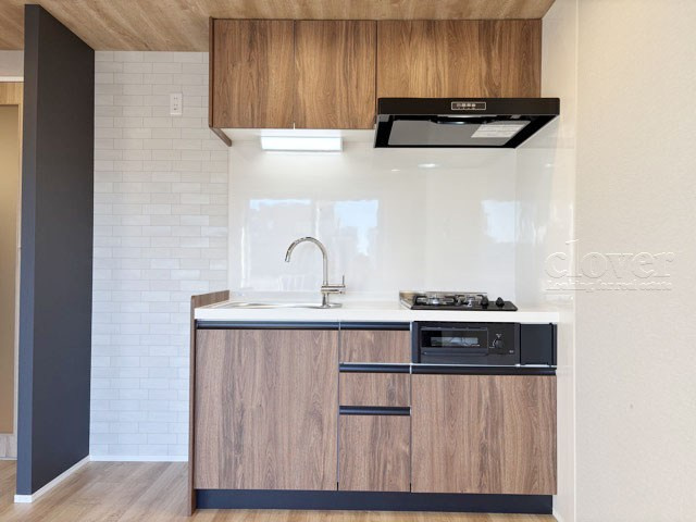 【キッチン】 | 狛江第3コーポラス | システムキッチンの様子。収納力もしっかり確保されており、気分よく調理や洗い物に精を出せそうですね。～即日のご見学可能～　お問合せはお気軽にどうぞ。