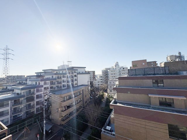 【展望】 | 狛江第3コーポラス | 眼前に広がる空の雄大さと、このお部屋の自慢の一つである「眺望」をご覧ください。毎日、この景色を独り占めできる新生活に夢が広がります。～即日のご見学可能～　お問合せはお気軽にどうぞ。