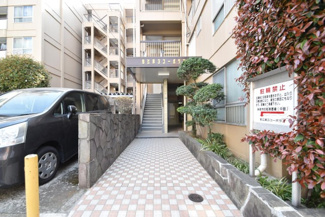 【エントランス】 | お客様を、そして住人を出迎えてくれるマンションのエントランス。ゴミが落ちていないことからも、管理状態の良さや住民の節度の高さが見て取れます。～即日のご見学可能～　お問合せはお気軽にどうぞ。