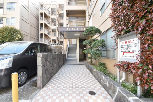 【エントランス】 | 狛江第3コーポラス | お客様を、そして住人を出迎えてくれるマンションのエントランス。ゴミが落ちていないことからも、管理状態の良さや住民の節度の高さが見て取れます。～即日のご見学可能～　お問合せはお気軽にどうぞ。